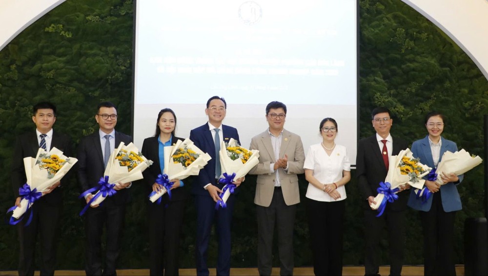 翁领桥坊领导祝贺坊企业协会成立筹委会。 