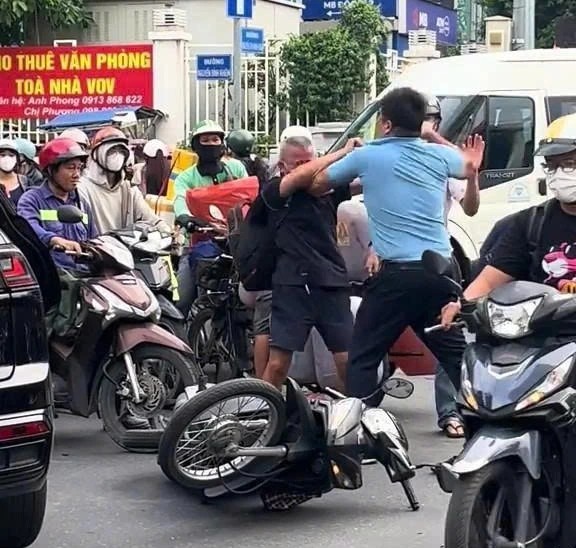 老翁在西贡坊被汽车驾驶员连续殴打。 