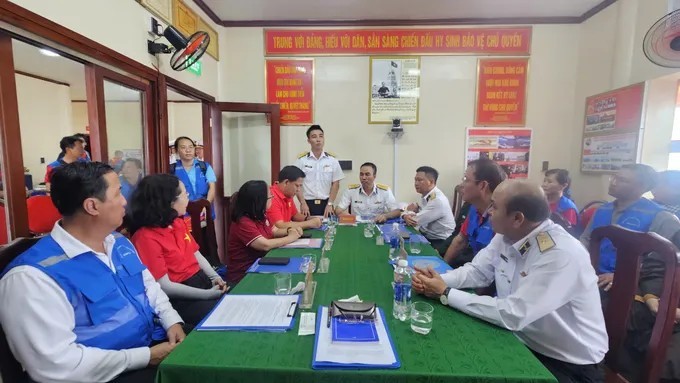 胡志明市工作团探望DK1/10瞭望台。 