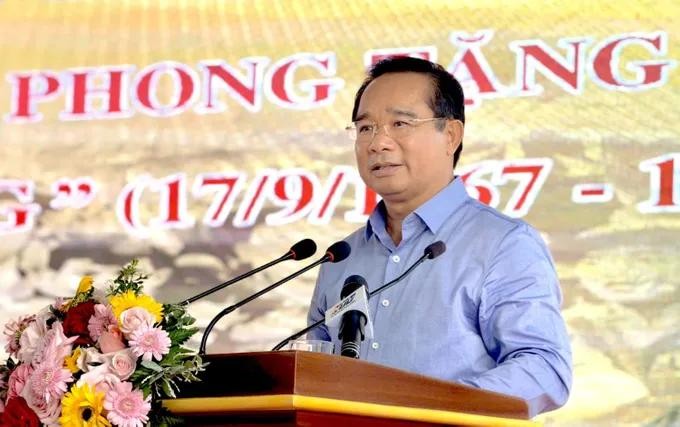 胡志明市人委会主席阮文得在会上致辞。 