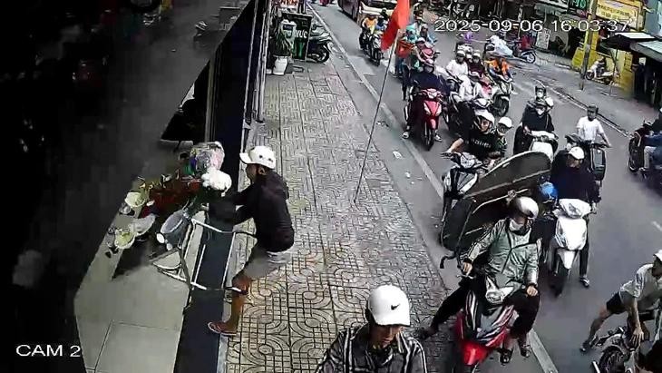 监控摄像头拍下青年团伙在PNJ金银珠宝店抢劫祭品供桌的画面。（摄像头截图）