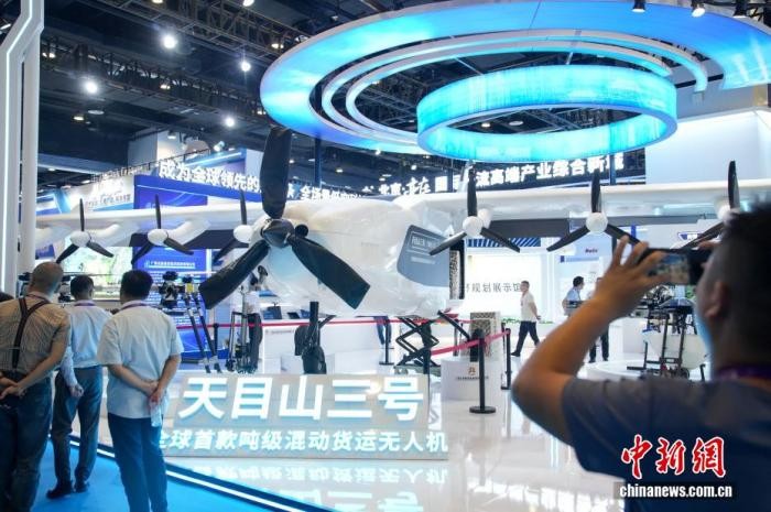 9月17日，正在中国广西南宁举行的第22届中国—东盟博览会现场展出的混动货运无人机。
