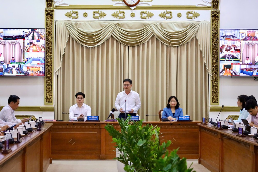 胡志明市市委常务处委员、市人委会副主席阮孟强主持会议。