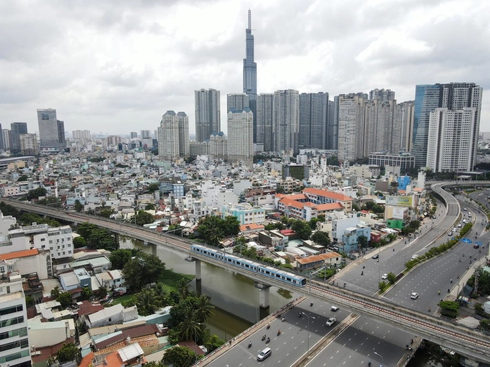 地铁经过市中心区。