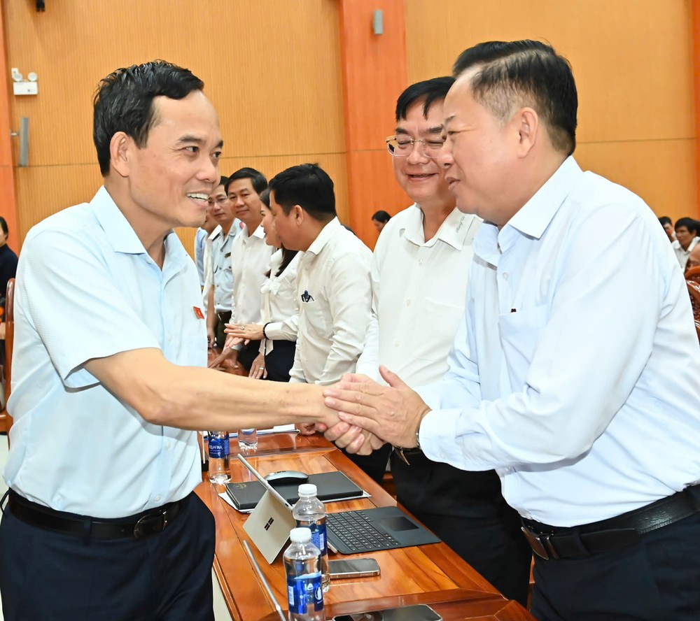 胡志明市市委书记陈留光与15号国会代表小组选民接触。 