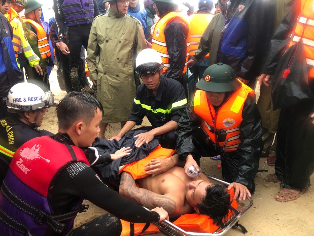  船员在海上抓住救生圈获救。 