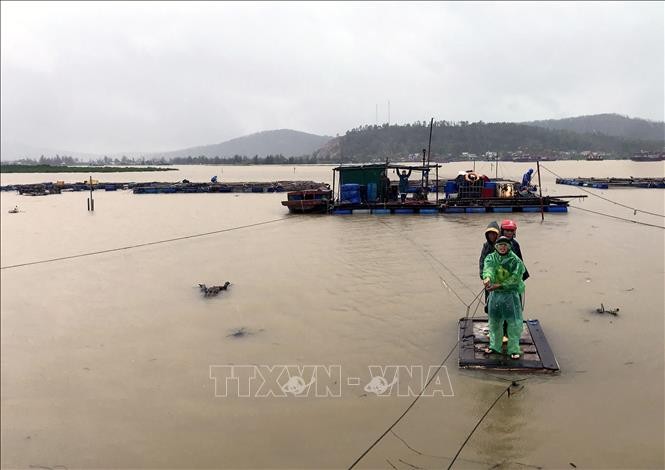 炉门坊渔排上的居民已疏散至安全地点。