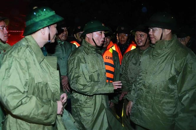  陈红河副总理在勇昂港检查10号台风应对工作。 