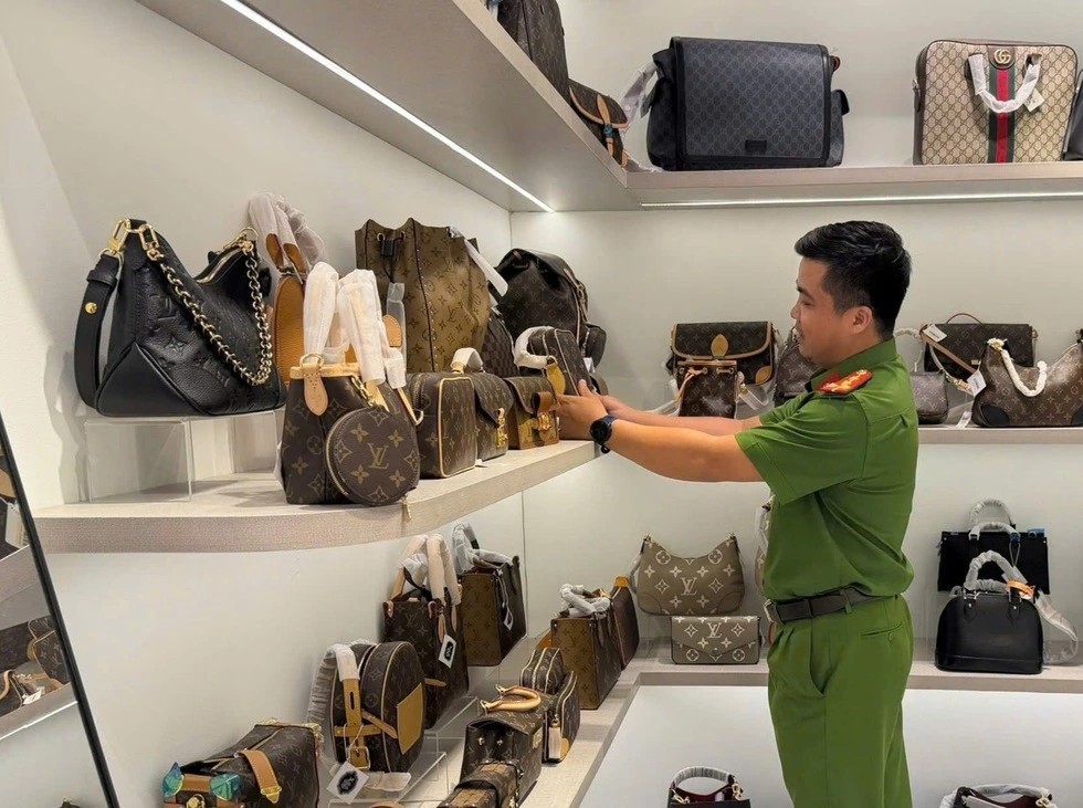 经济警察对韩市场周边某店铺的物证进行盘点、查封。 