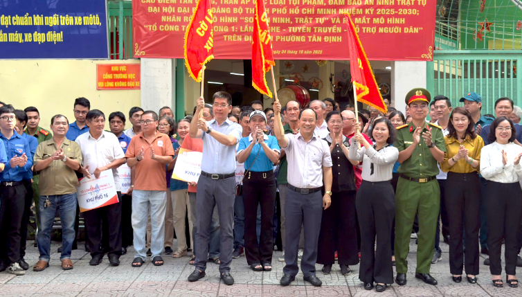 新定坊领导举行镇压犯罪出发仪式。 