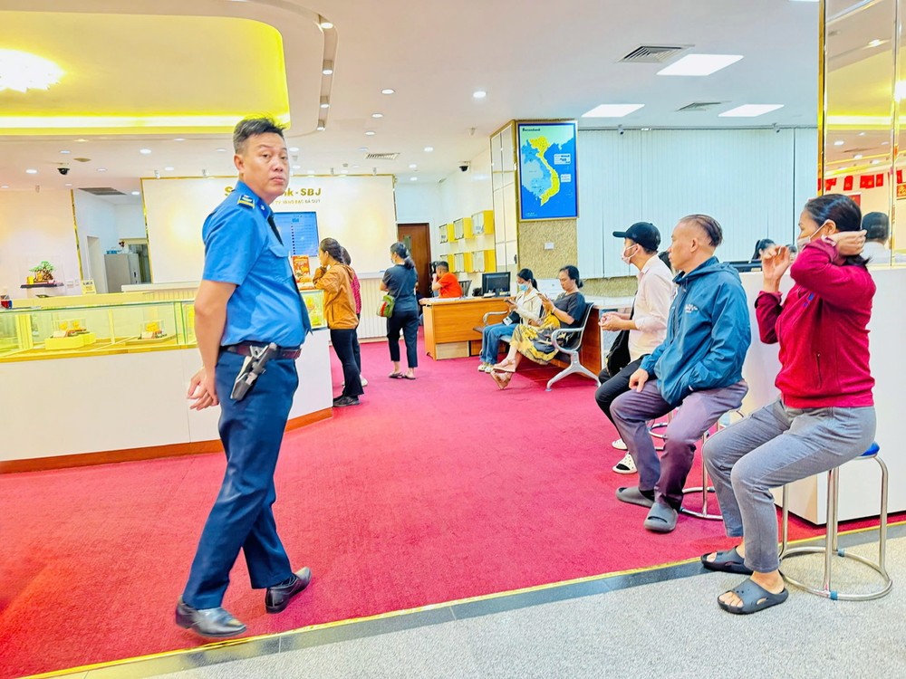 顾客在南圻起义街Sacombank交易所排队等待购买白银。 