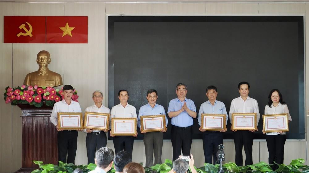 胡志明市市委副书记、市越南祖国阵线委员会主席阮福禄向派遣医生轮流前往崑崙岛的医院颁发奖状。 