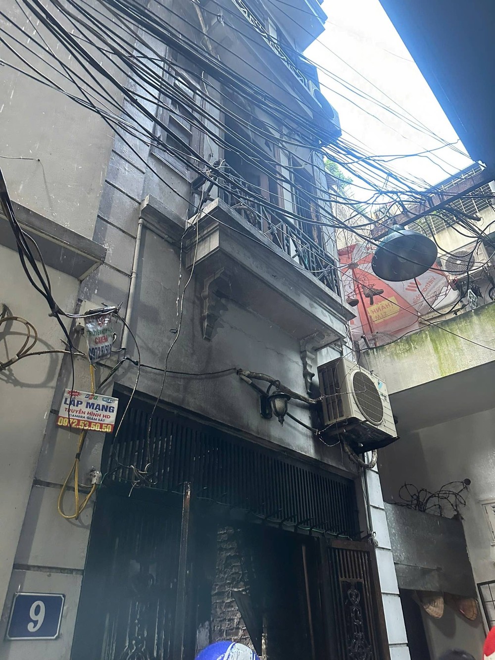 失火住房位于深巷内，难以接近。