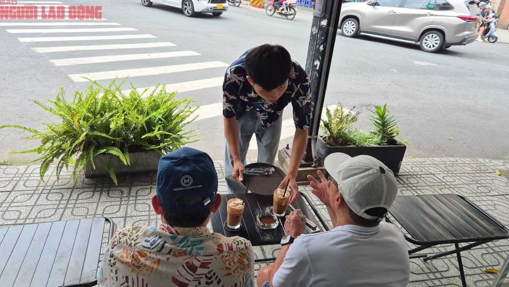 尽管经济困难，民众仍未减少F&B支出。 