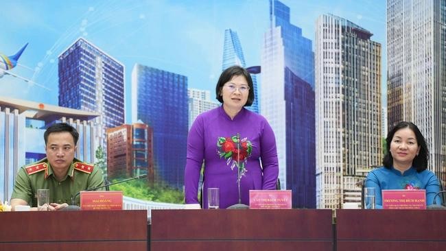 胡志明市市委副书记、市委组织处主任文氏白雪在会议上致辞。 