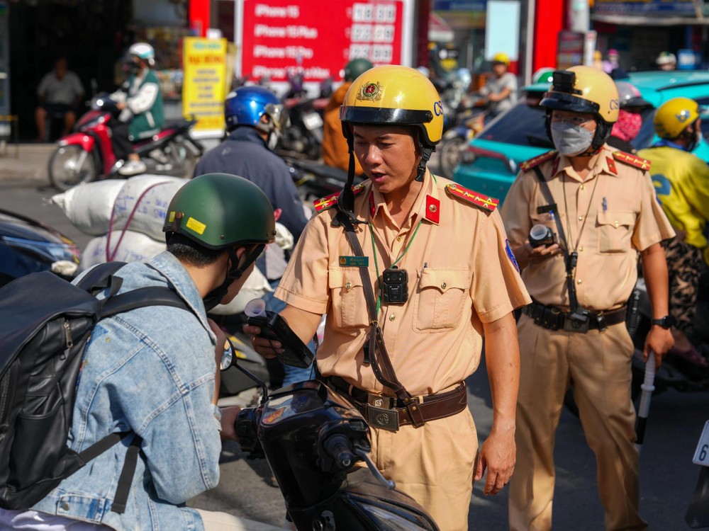 胡志明市交通警察仅在一天内已处罚570名酒驾违规者。 