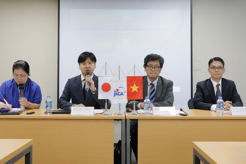 佐川毅在10月14日举行的记者会上，介绍了日本半导体技术及越日在该领域的合作。(JICA供图)