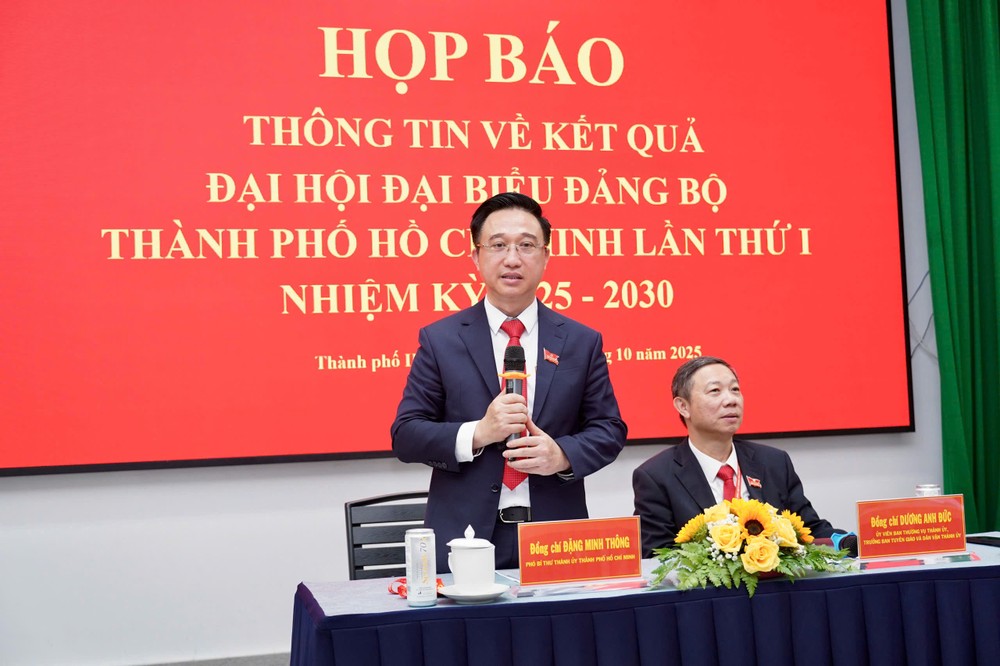 胡志明市市委副书记邓明通致辞。