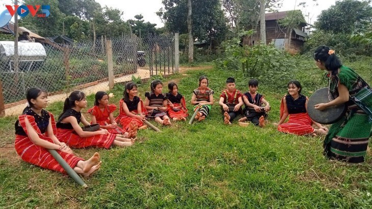 艺人氏梅传授贡普拉克演奏技艺。图自《越南之声》 