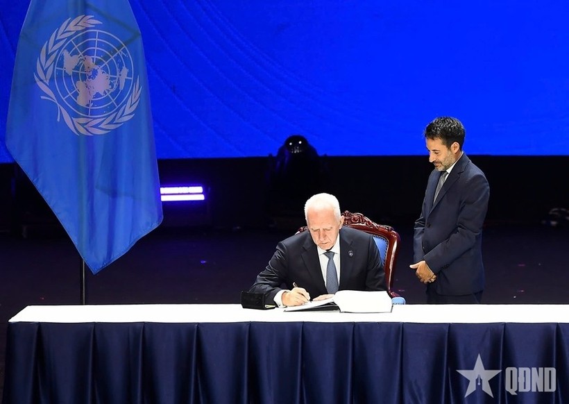 俄罗斯联邦代表签署《河内公约》。 