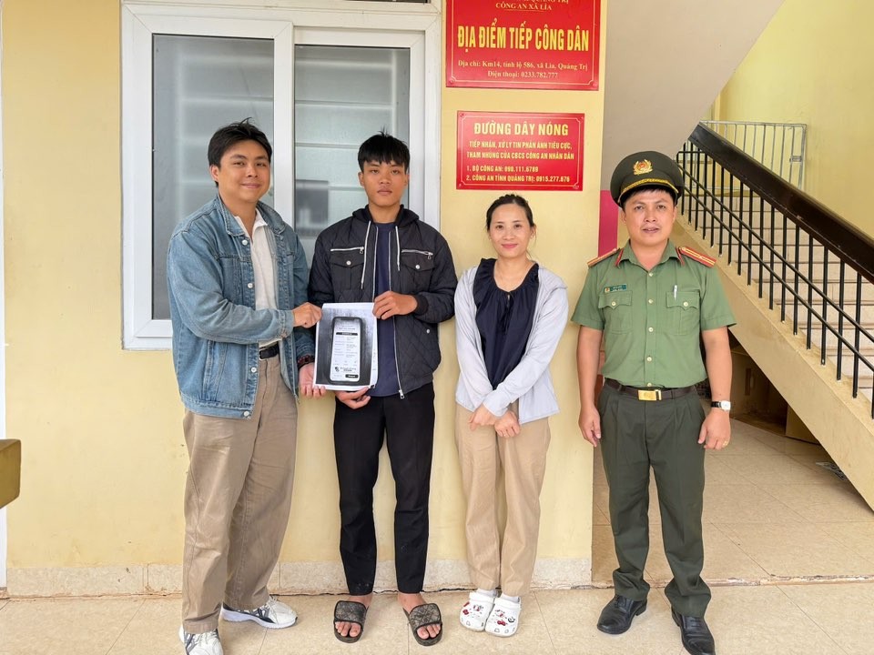 胡明卿（左二）退还误转款项 。 