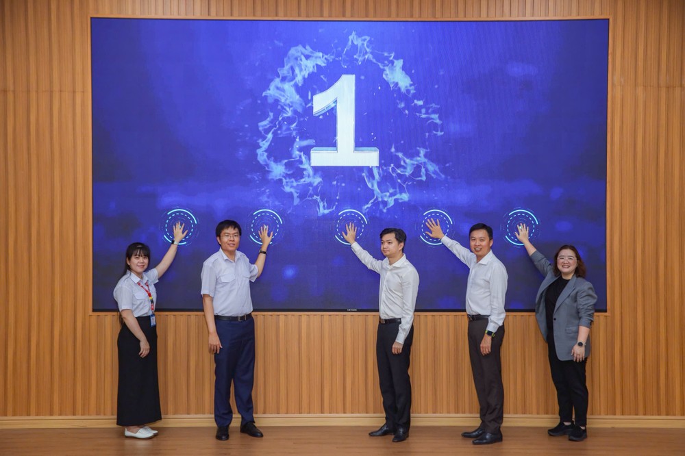 各位代表参加启动仪式。 