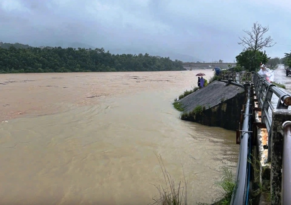 由于持续强降雨，中部地区河流水位快速上涨。 
