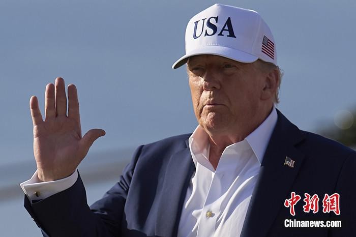 当地时间2025年7月6日，美国总统特朗普向媒体挥手致意。(图自视觉中国）