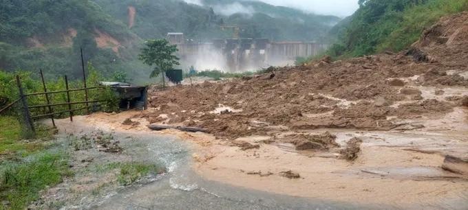 位于西茶乡水电工程施工旁的 一处山体滑坡点。