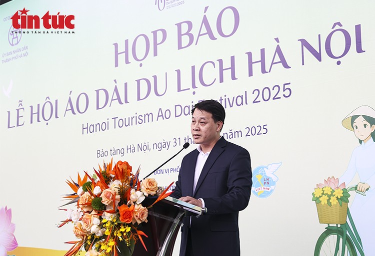 河内市旅游厅副厅长阮陈光致辞。 