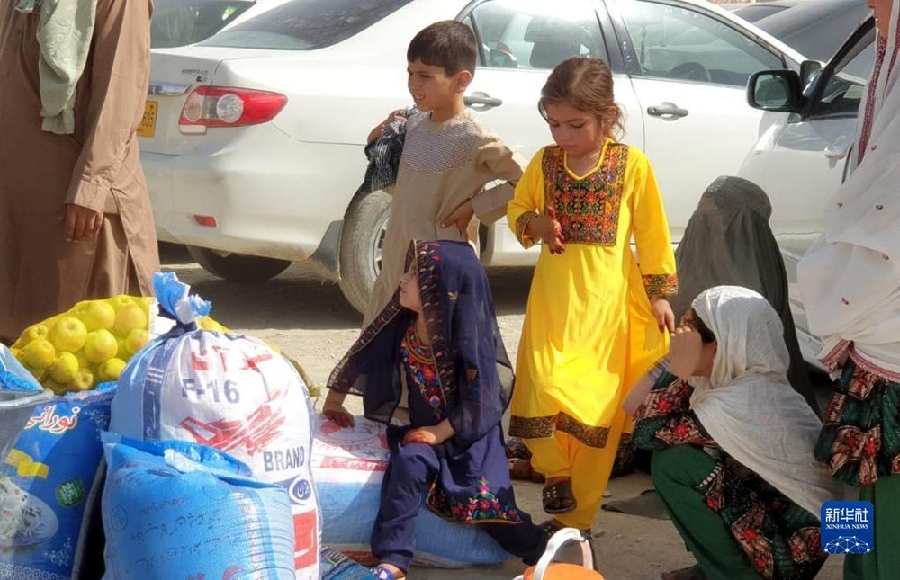 在巴基斯坦与阿富汗边境口岸的阿富汗人。