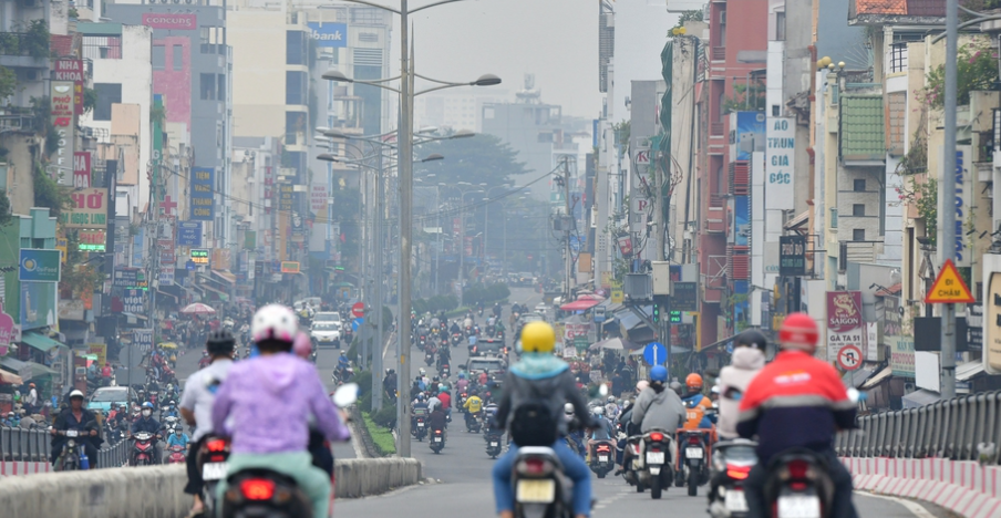  低层雾霭和高层云朵使胡志明市今晨一片迷蒙 。 