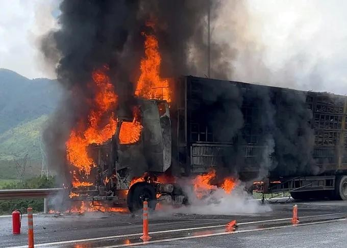牵引车在永昂-邦高速公路上猛烈起火。