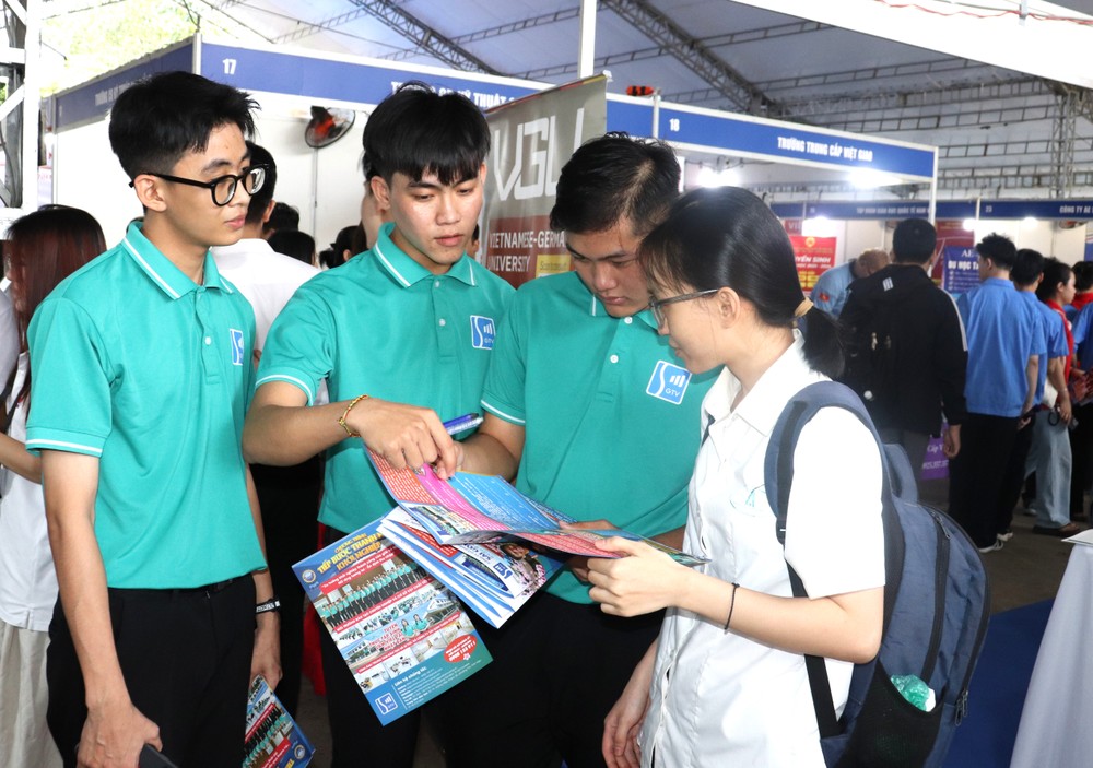  “人力资源与招聘方对接”活动吸引许多年轻人参加。 