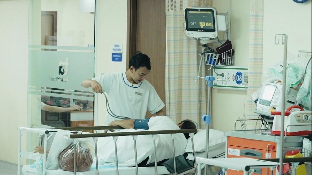  病人食面包后在胡志明市心英医院紧急住院治疗。 