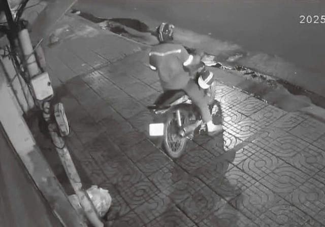 穿着网约车司机制服的男子在路上撒钉。 