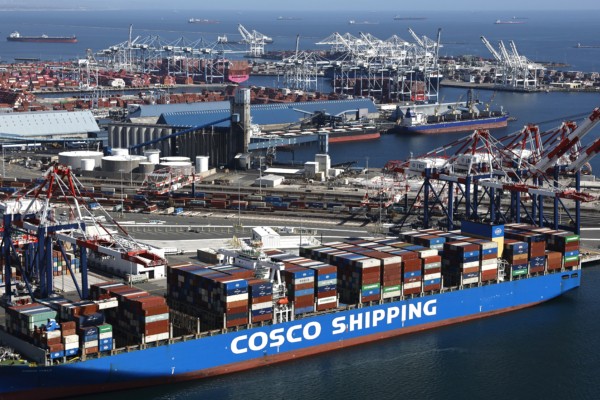 2025年4月3日，在加州长滩港（Port of Long Beach），一艘中远海运（Cosco）的货柜船装载着货物。