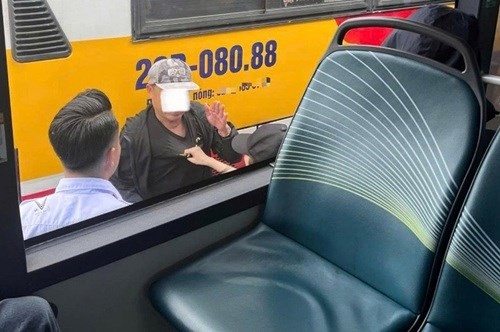 18岁女生勇敢制服在美亭车站骚扰自己的男子。 