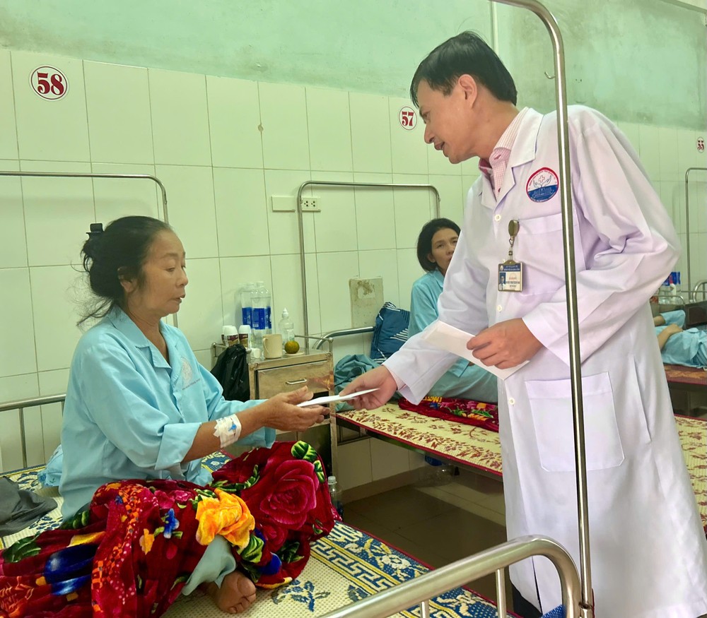 广治省全科医院慰问勉励病人。 