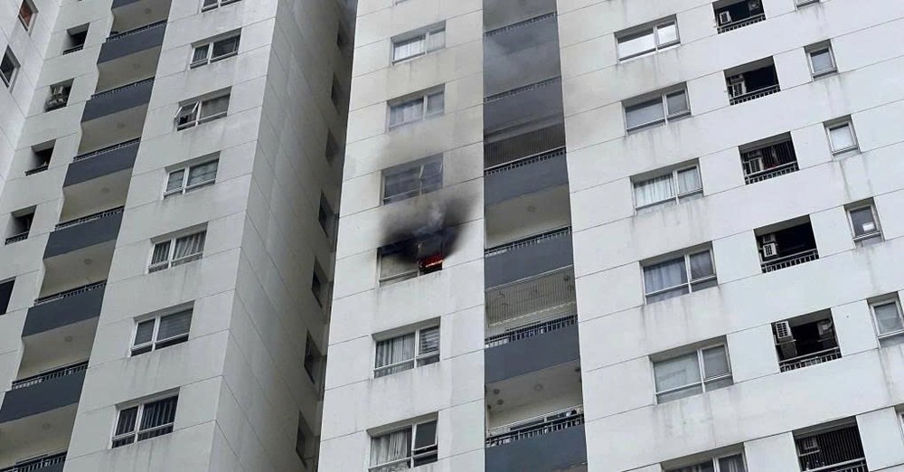 公寓12楼某房子失火。 