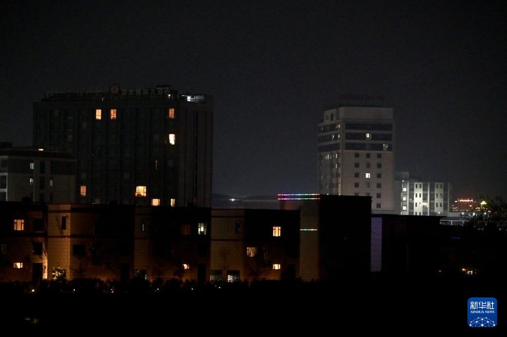 这是2月4日晚从泰国达府湄索拍摄的泰国与缅甸边境地区。新华社资料图