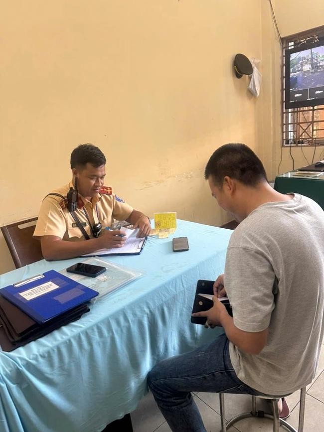 公安传唤开车上人行道的司机并予以行政处罚。 