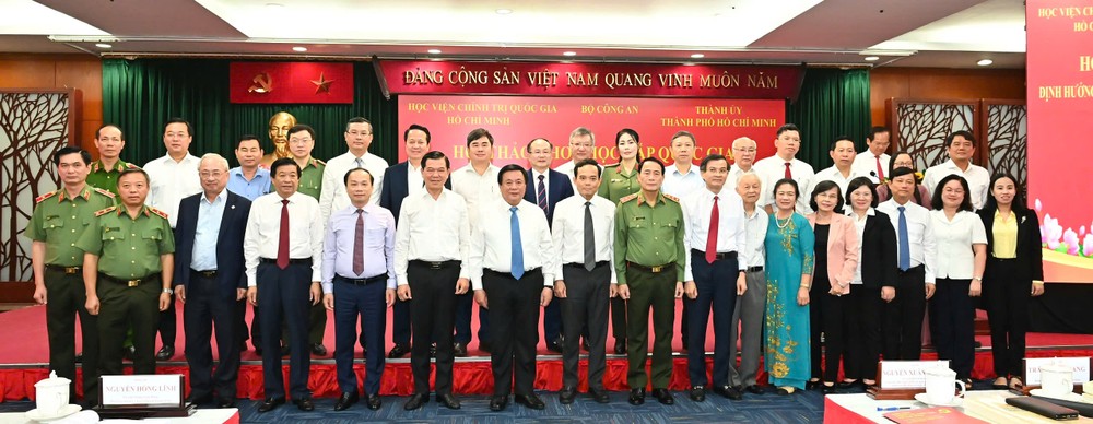 出席研讨会的各位代表合影。