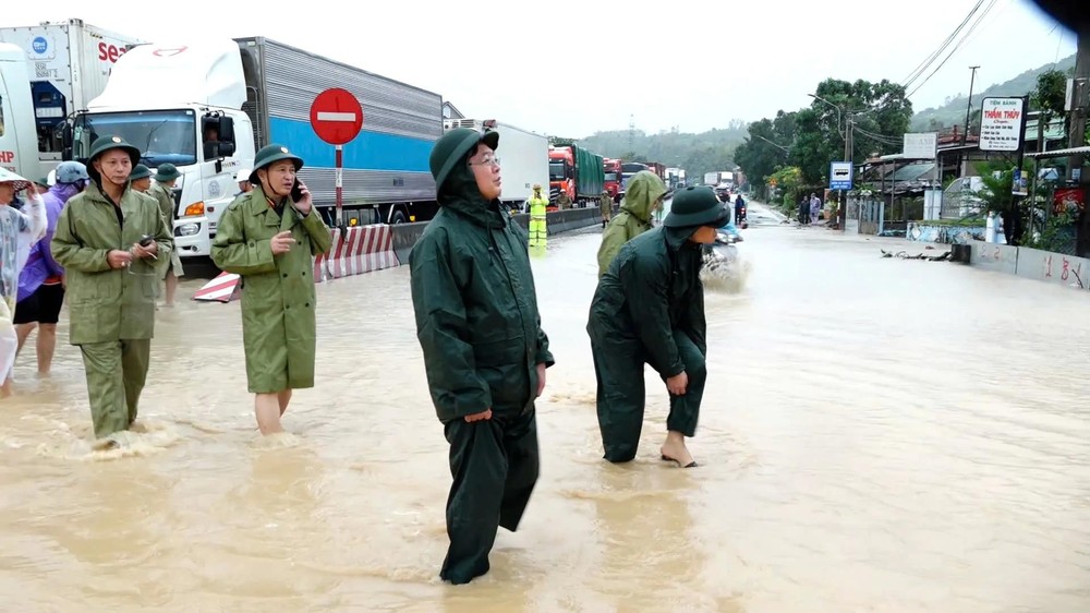 胡国勇副总理前往德乐省东面各乡视察受淹情况。