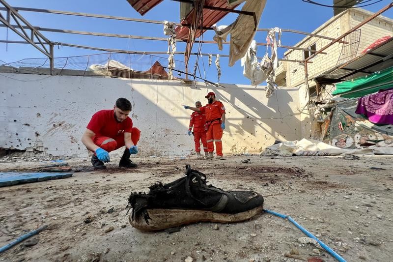 11月19日，救援人员在黎巴嫩西南部沿海城市赛达附近的遇袭巴勒斯坦难民营工作。