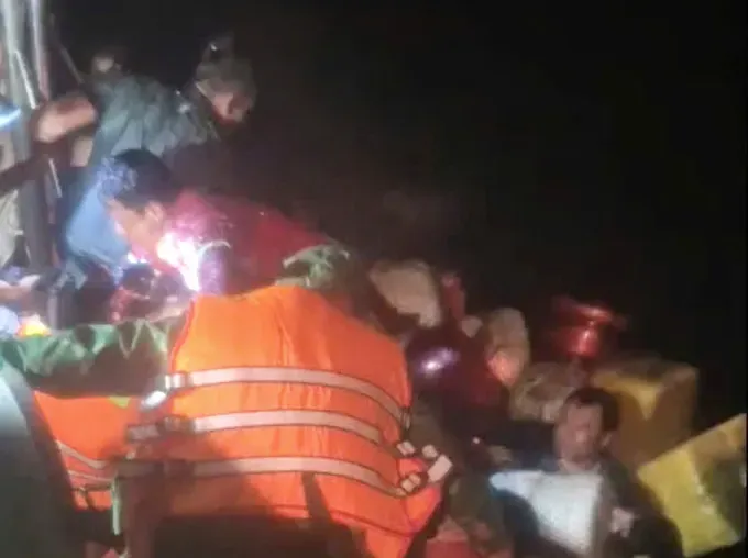 遇险渔民已获救并安全登船。 