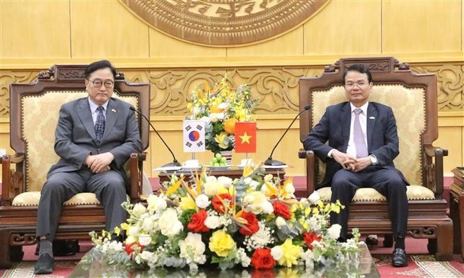 宁平省委书记邓春峰（右）与韩国国会议长禹元植。图自越通社 