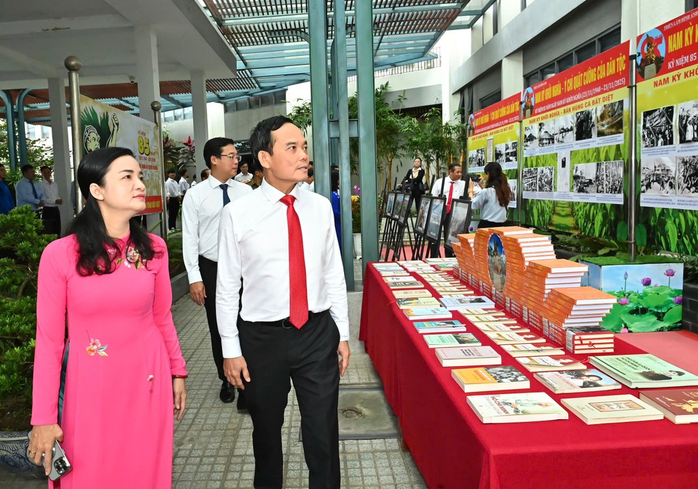 胡志明市市委书记陈留光参观南圻起义日书籍与资料展区。 