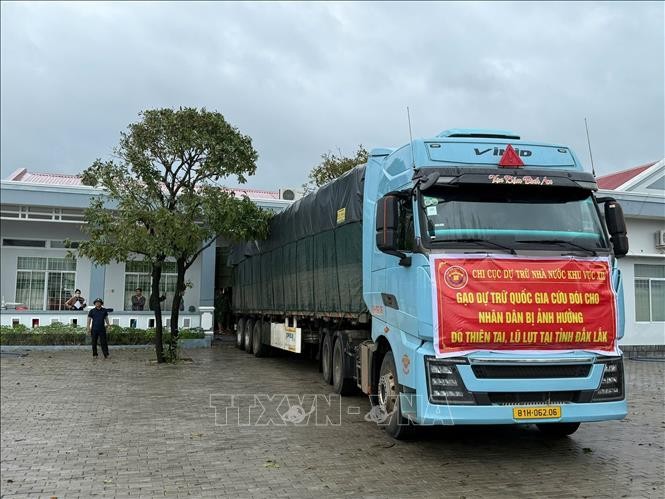 援助大米获运往德乐省受洪涝严重影响的地方。 