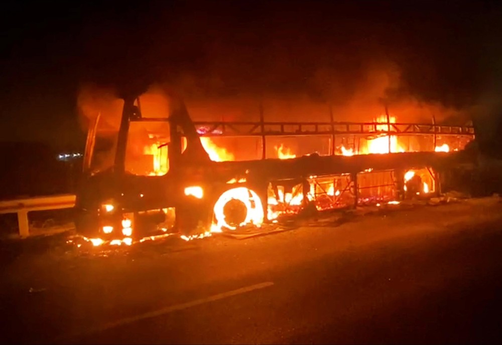 卧铺客车在胡志明市-忠良高速公路上猛烈起火。 